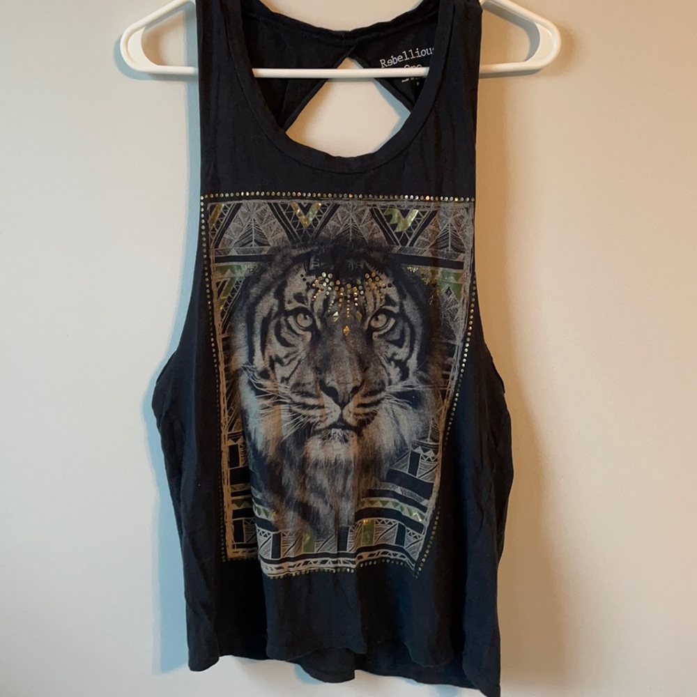Graphic cut off tank.